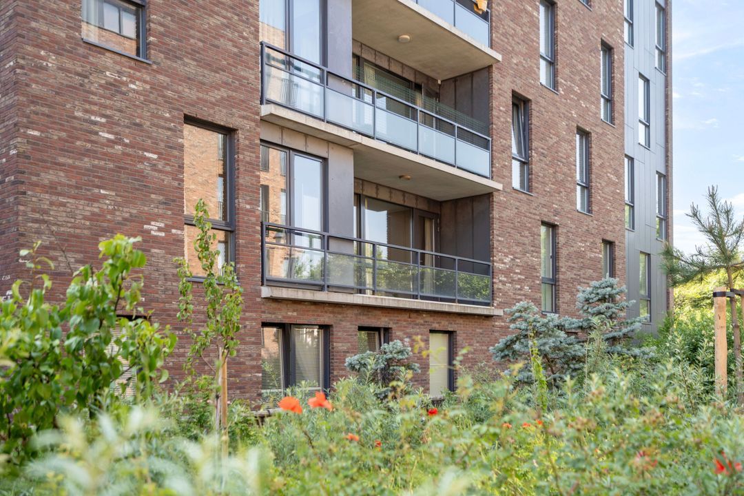 Modern appartementencomplex met groene tuin